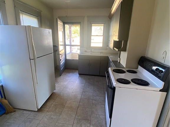 4th image of 3349 Neilson Ave
