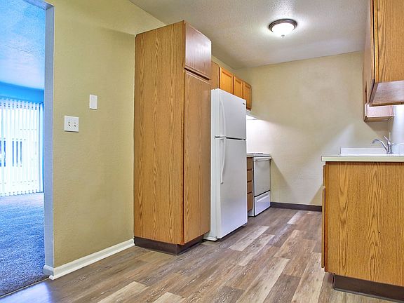 3rd image of 419 Stratford Way #4