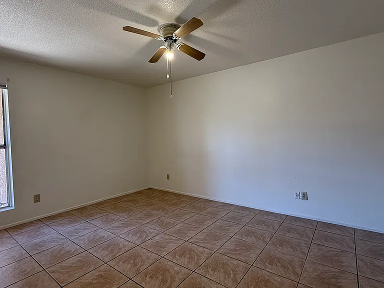 725 N Arrowhead Dr #3 — Photo 2