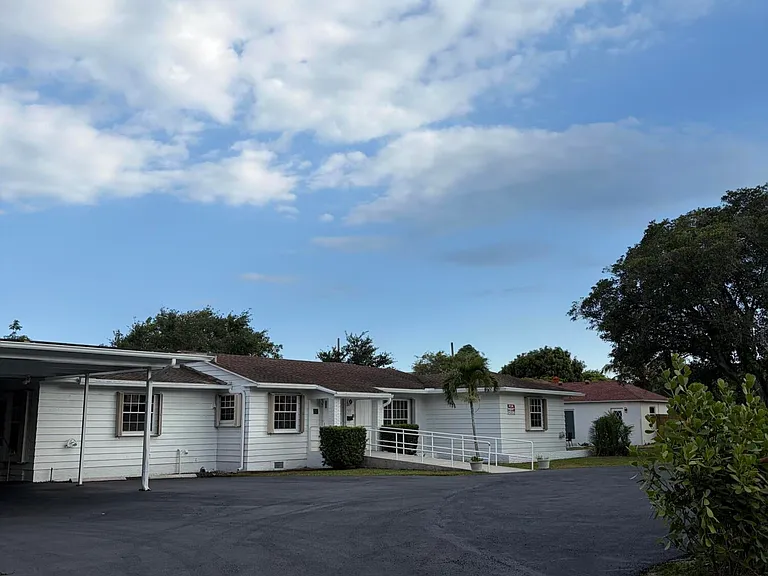 202 Palm Ct — Photo 13