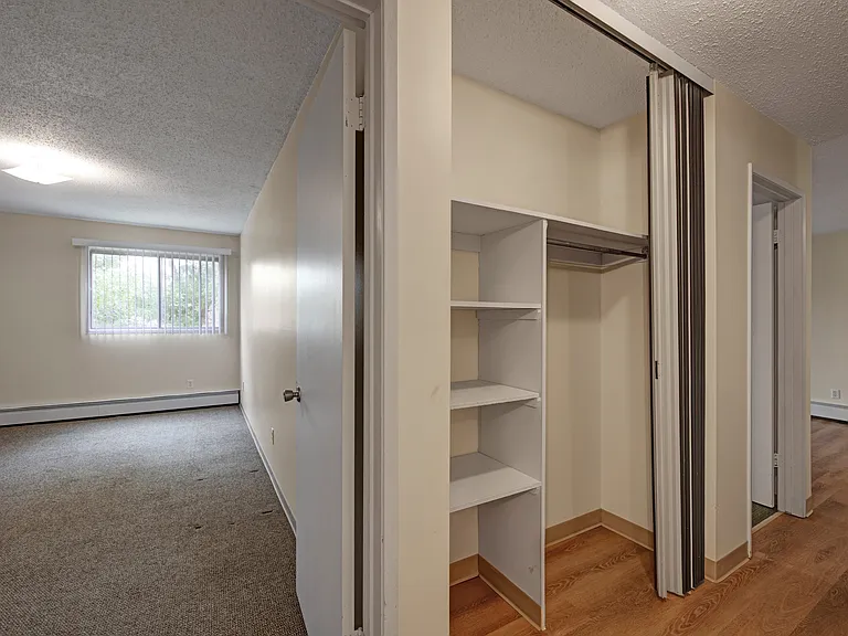 96 Grosvenor Blvd — Photo 14