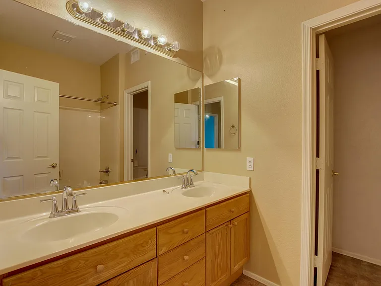 516 W Anderson Ave — Photo 16