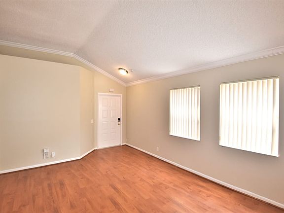 3rd image of 2944 Oak Park Cir