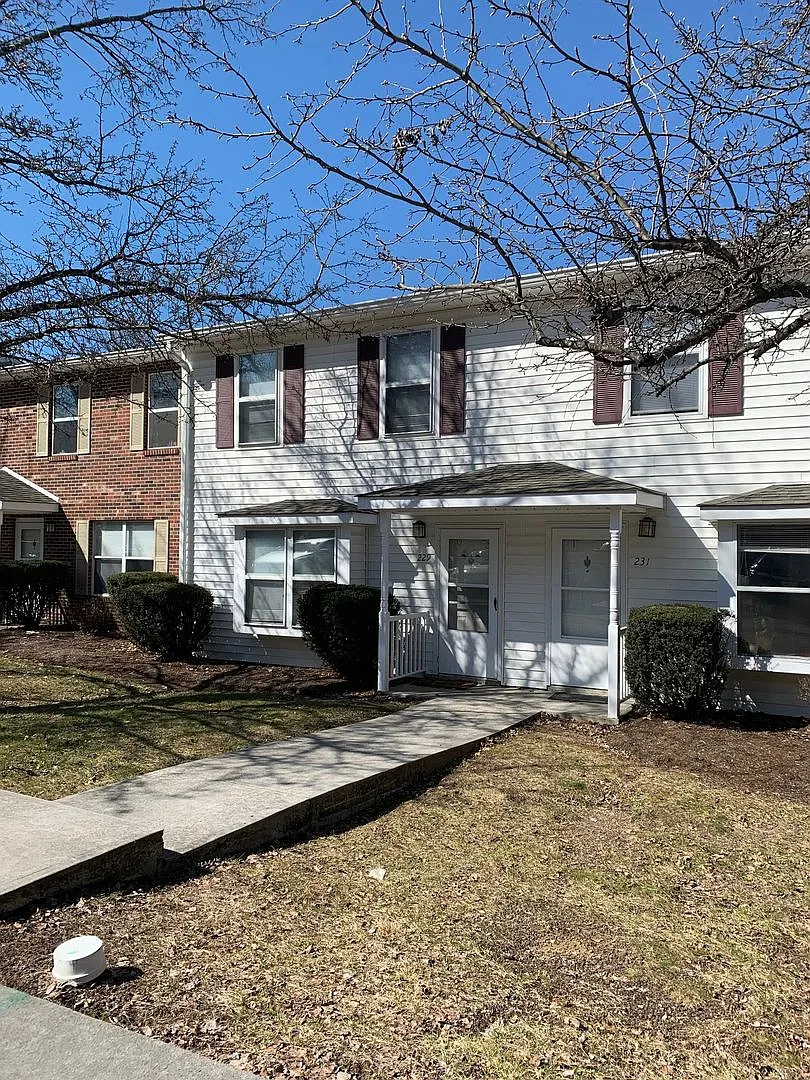 4 Bedroom 2.5 Bath Townhouse — Photo 2