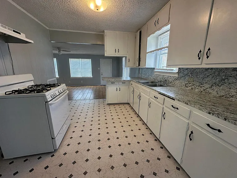 1213 Kilgore Ln — Photo 4
