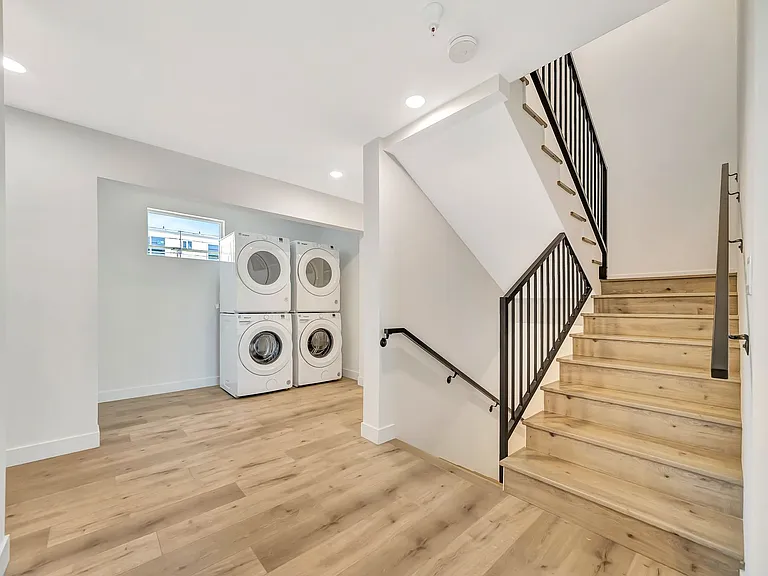 1584 W 37th St — Photo 31