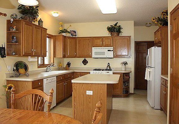 Large center isle kitchen with lots of counter and cupboard space