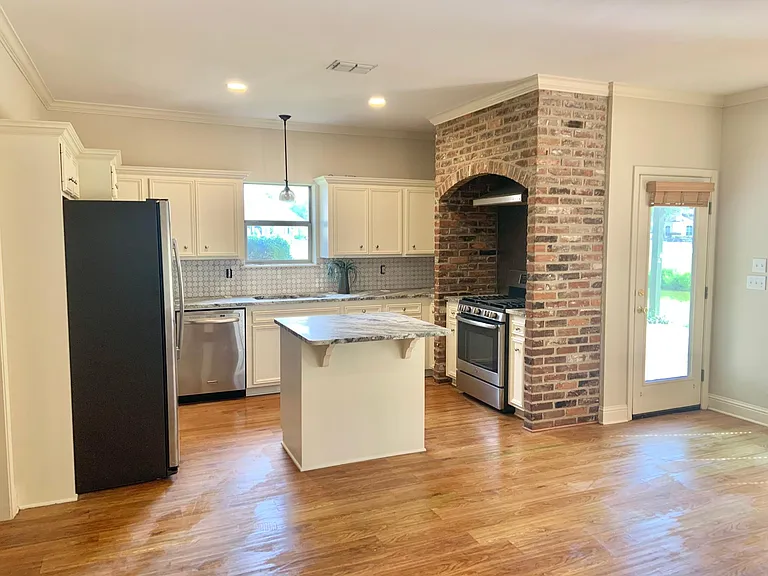 552 Canterbury Ln — Photo 3