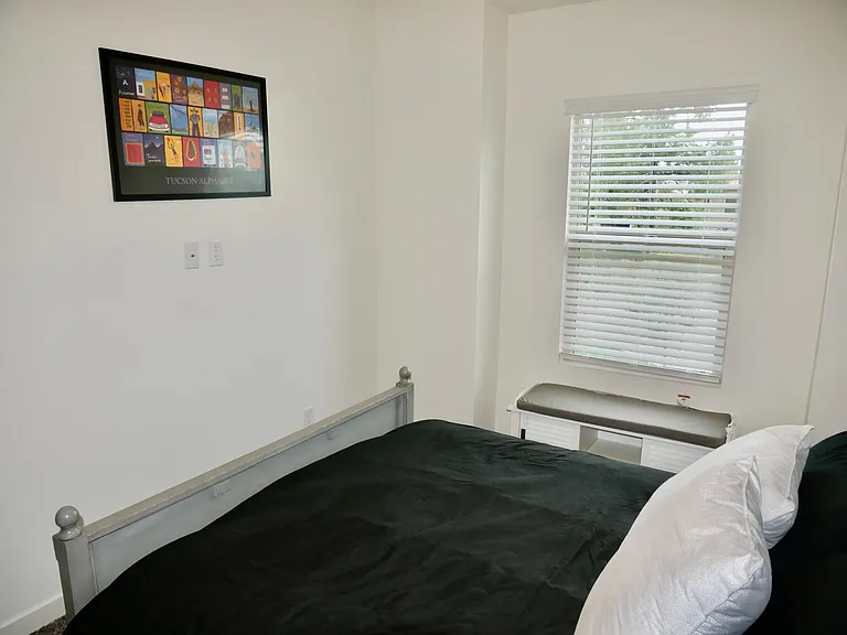 2224 W Harmont Dr — Photo 9
