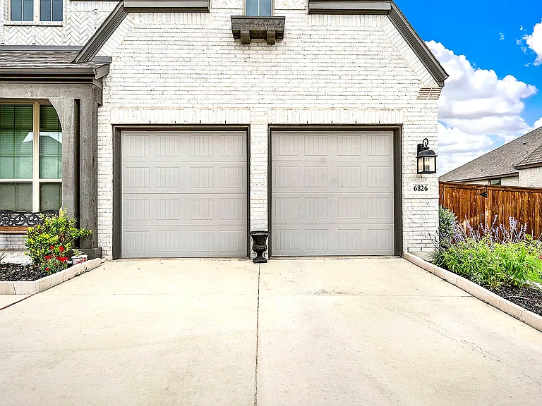 6826 Hallie Loop — Photo 2