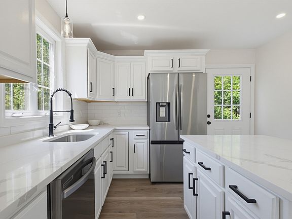 4th image of 43 Watkins St