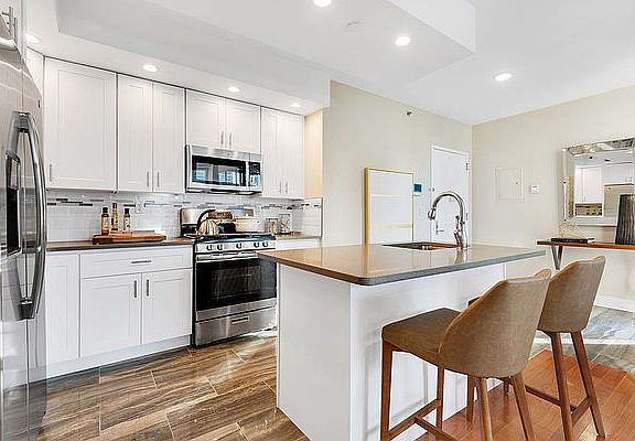 4th image of 4604 Vernon Blvd #3C