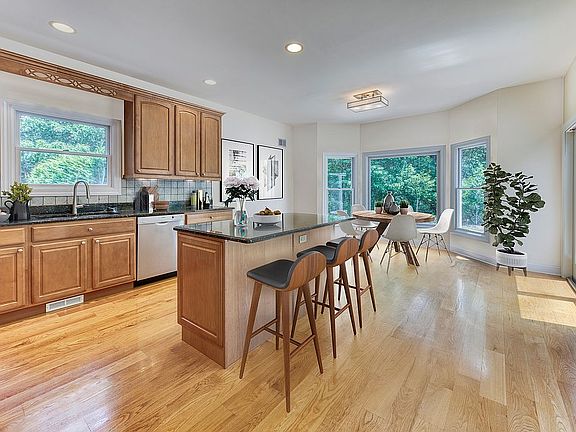3rd image of 10 Corbett Dr