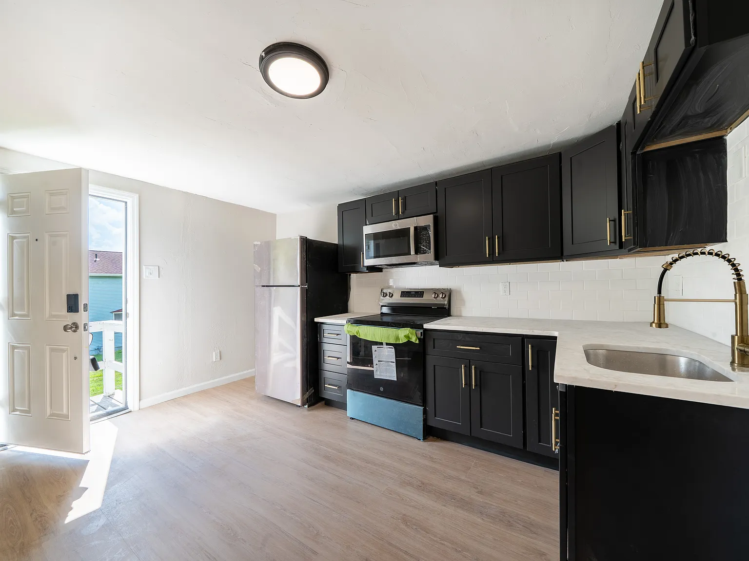 3 bed, $2,250 — Photo 2