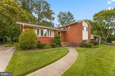 7405 Sweetbriar Dr photo 1