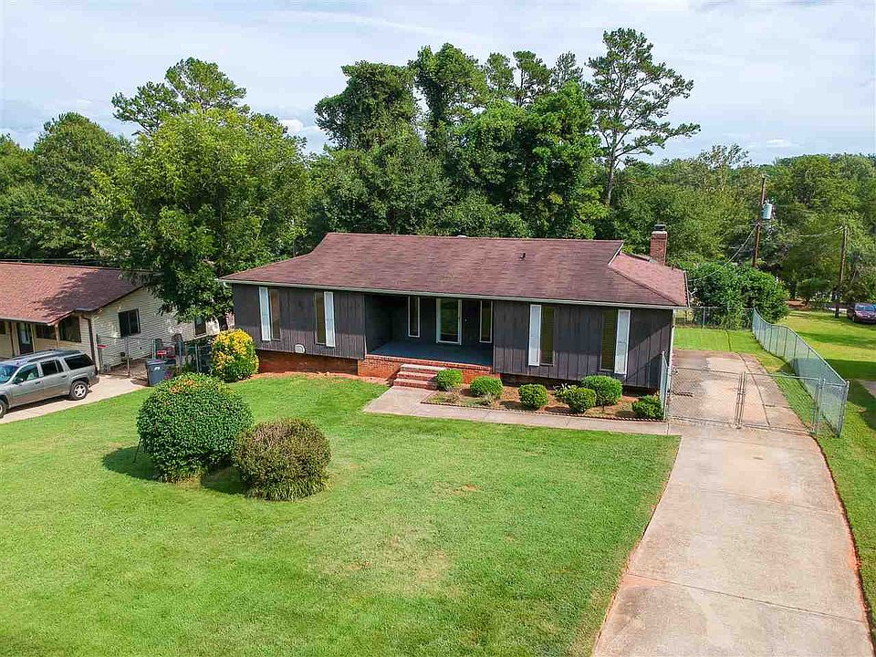 1st image of 8 Milford Ln