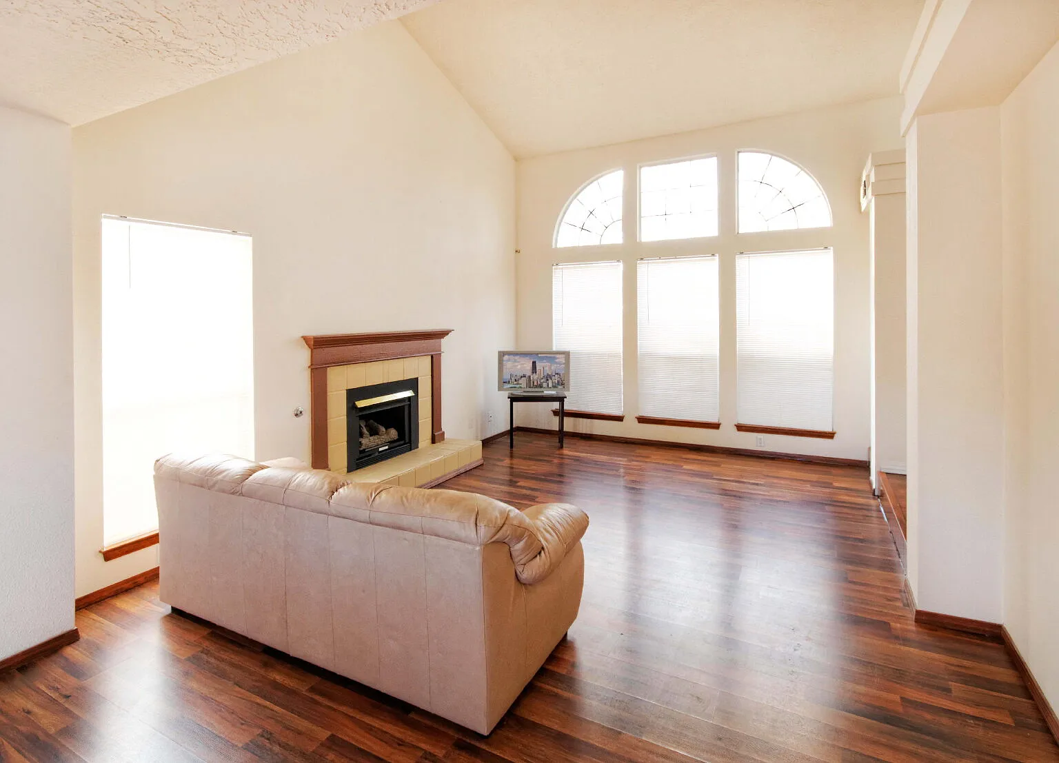 4 bed, 2.5 bath, 2205 sqft, $2,195 — Photo 2