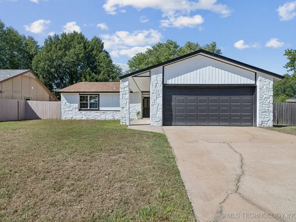1922 N Eucalyptus Ct, Broken Arrow, OK 74012