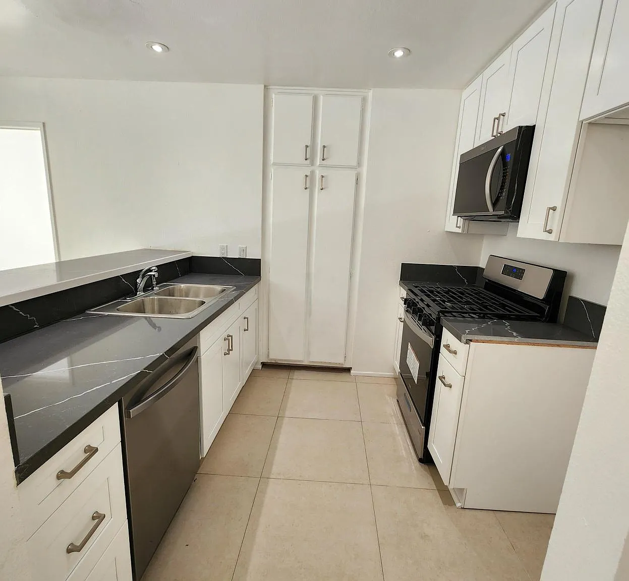 2 bed, 891 sqft, $2,550 — Photo 4