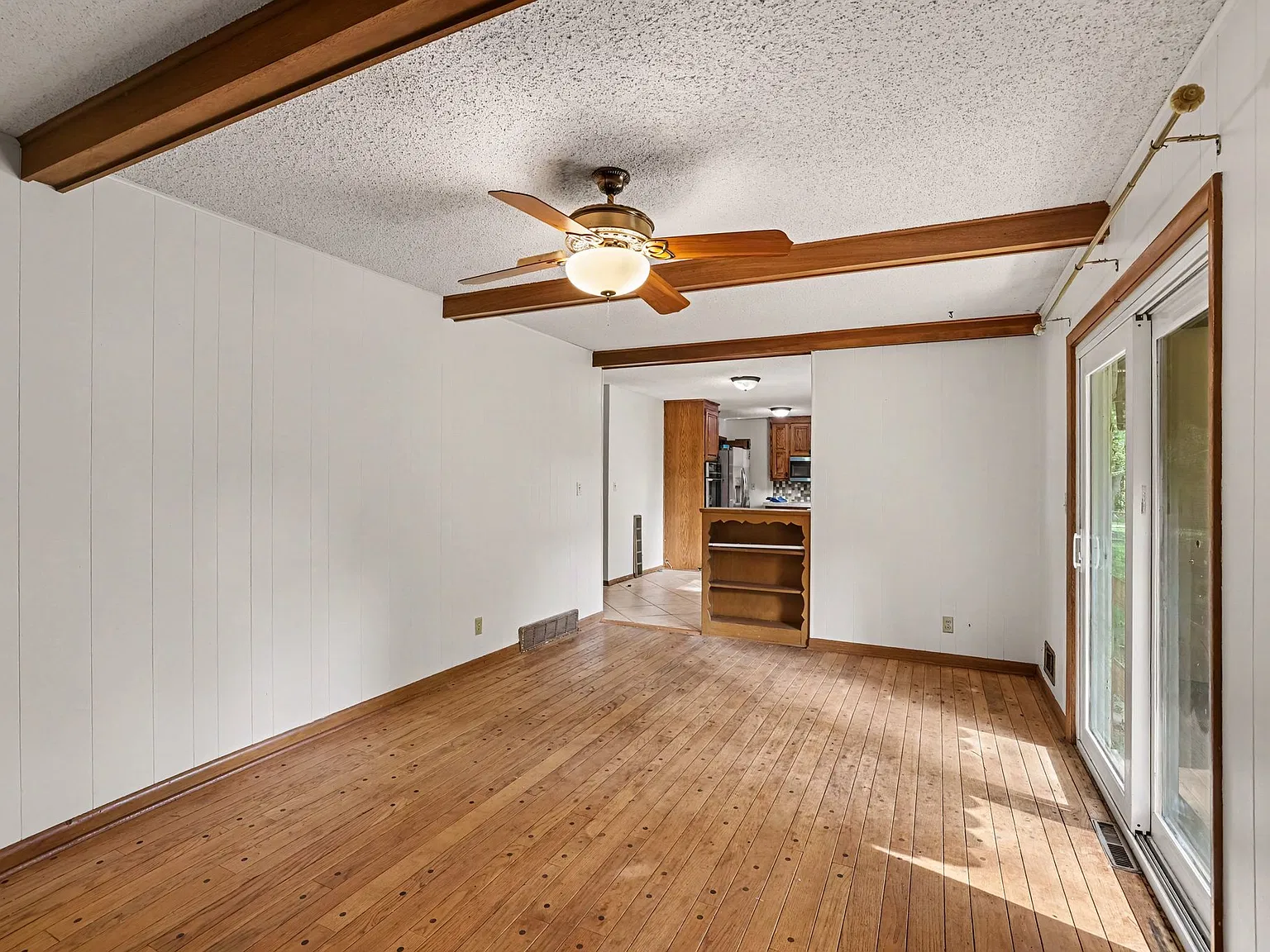 5 bed, 2500 sqft, $3,000 — Photo 2