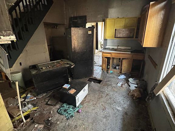 5th image of 1849 Bank St