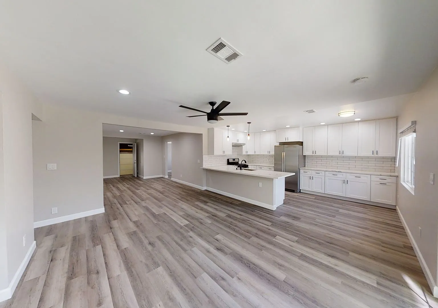 Beautiful bright and spacious 5 Bedrooms - Amazing Location! — Photo 3