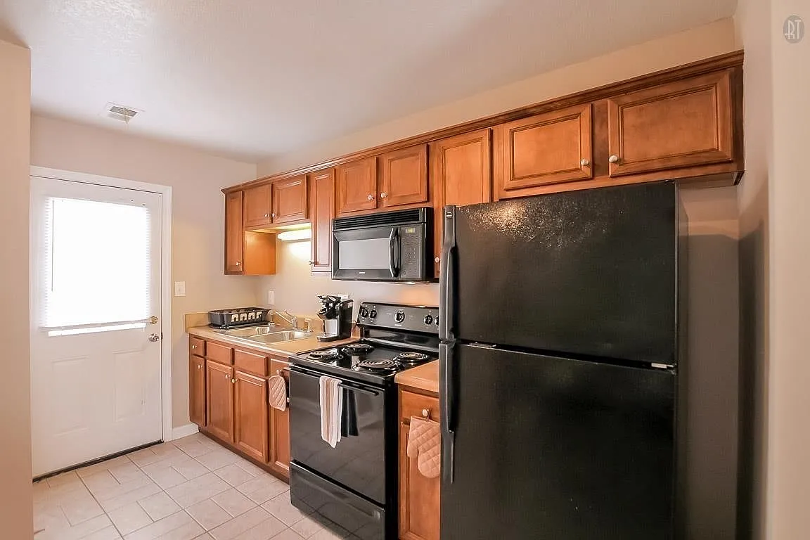 3 bed, 1.5 bath, 1200 sqft, $1,150 — Photo 2
