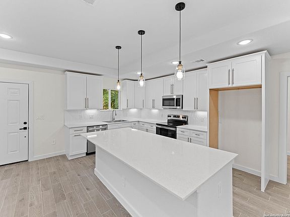5th image of 350 Spanish Oak Dr