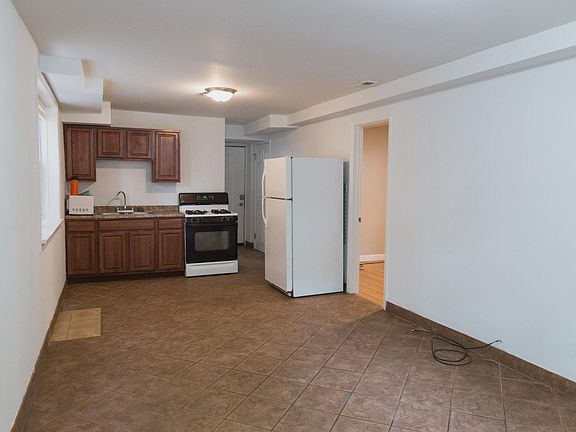 4th image of 2930 N Sacramento Ave