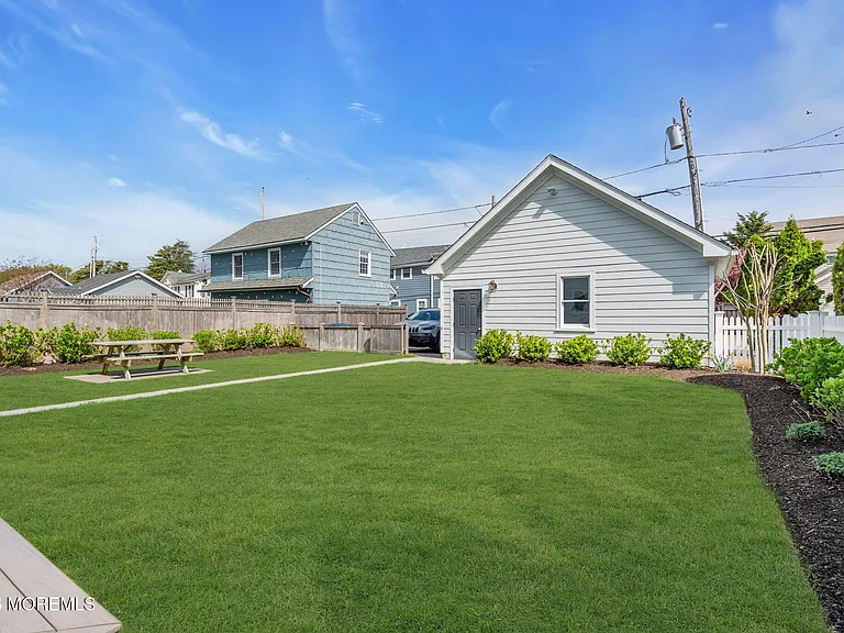 112 Sylvania Ave — Photo 65