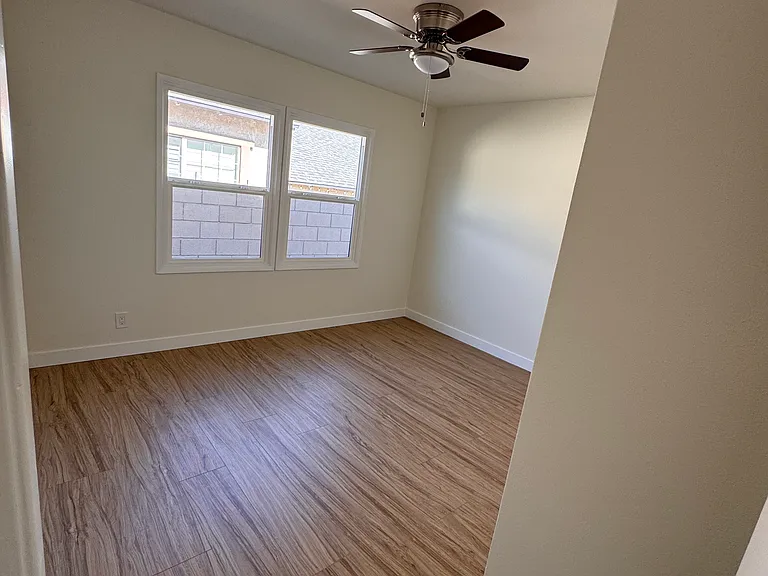764 W Flora St — Photo 13