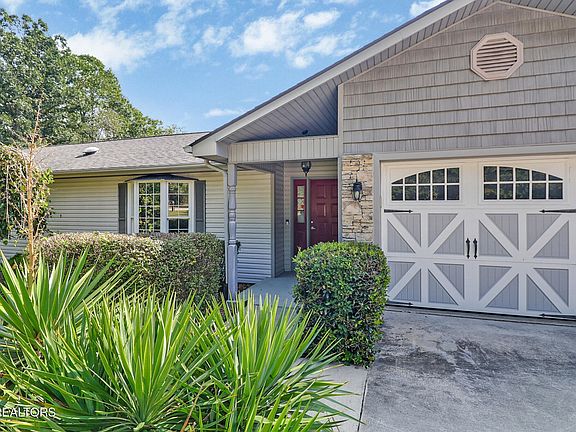 4th image of 682 Villageway