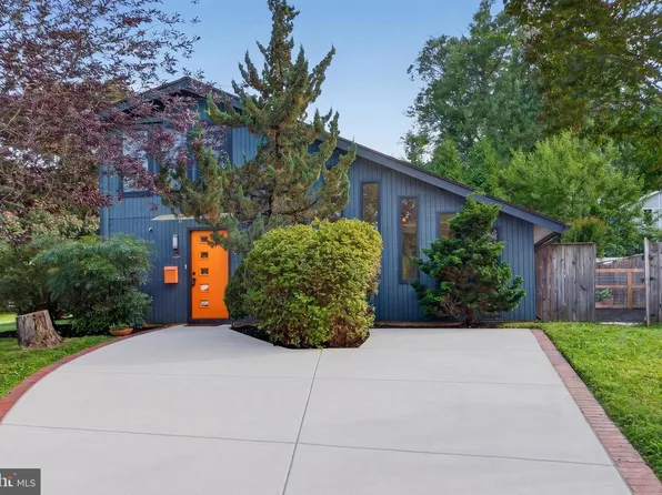 7901 Sycamore Dr, Falls Church, VA 22042