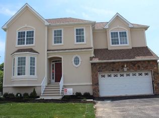 5 Violet Ct S, Monroe Township, NJ 08831