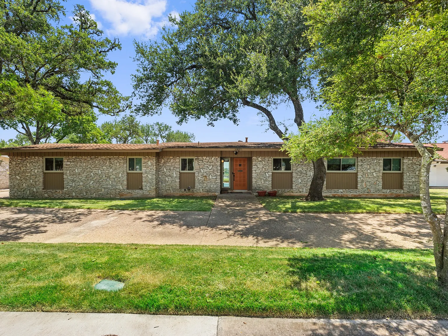 4 bed, 2353 sqft, $4,595 — Photo 2