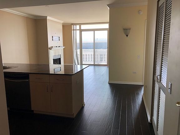 5th image of 1515 S Prairie Ave Unit 1307
