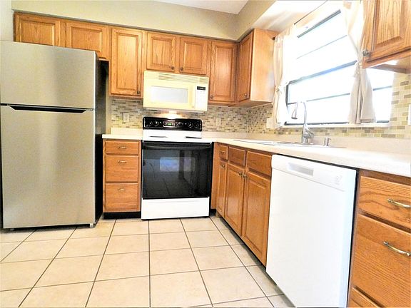 4th image of 2715 E Pine St