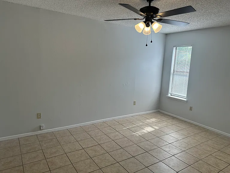 401 Adams Ln — Photo 6