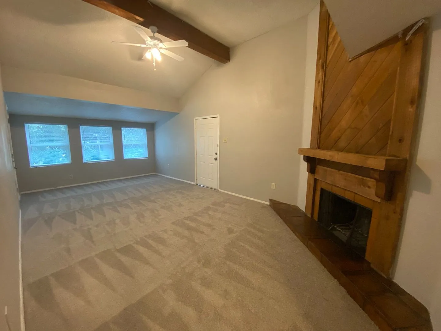 Great second-floor unit for rent! — Photo 2