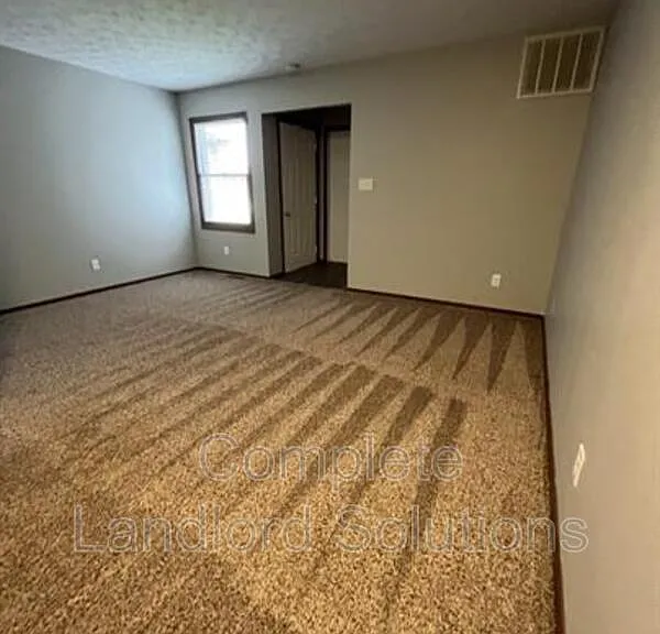 1712 E Morgan Dr — Photo 2