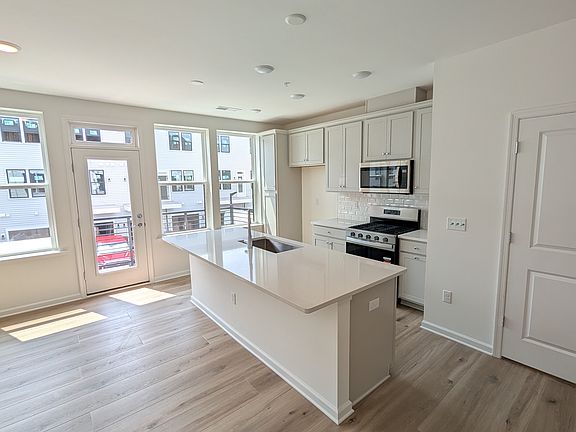 5th image of 200 Balsam St Unit 212