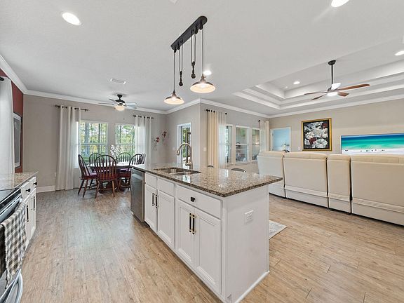 3rd image of 19 Eagle Haven Dr