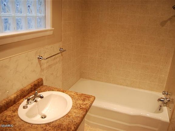 4th image of 410 Fernando St NE