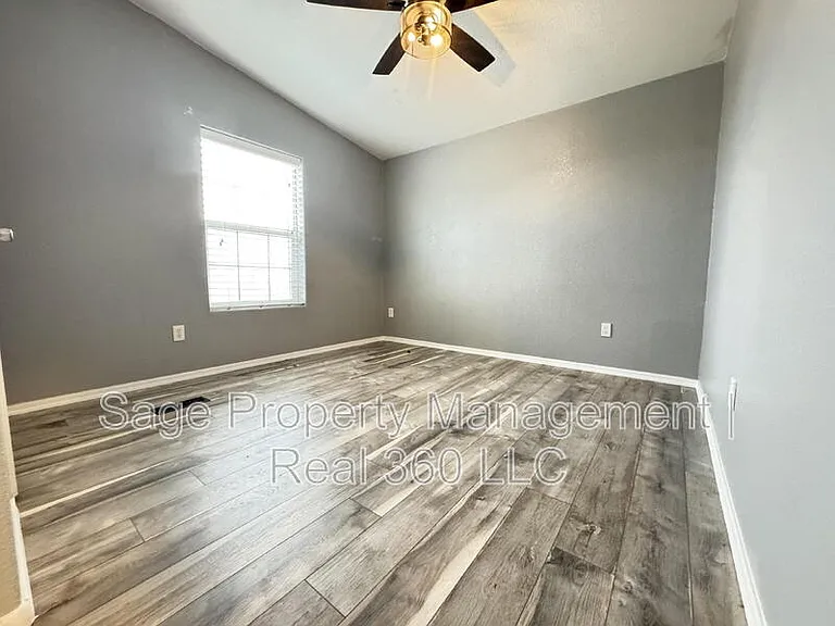 4879 N Monterey Dr — Photo 10