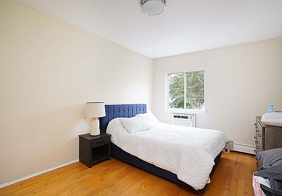 2nd image of 958 Rogers Ave #6