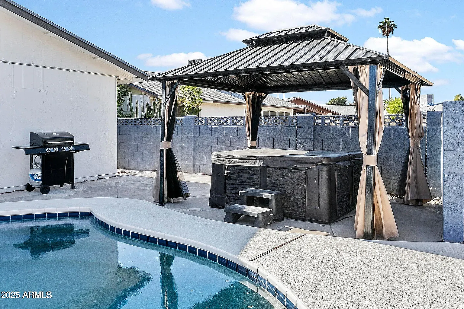 6 bed, 2298 sqft, $1,100 — Photo 2