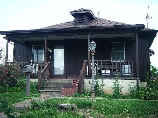 1st image of 806 W 15th St