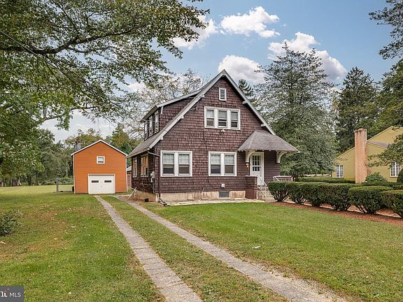 2nd image of 803 Perkins Ln