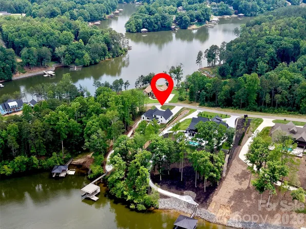 5764 Lake Pointe Dr, Hickory, NC 28630