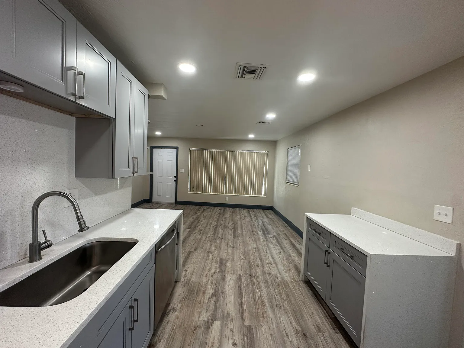 2 bed, 1.0 bath, 893 sqft, $2,650 — Photo 3